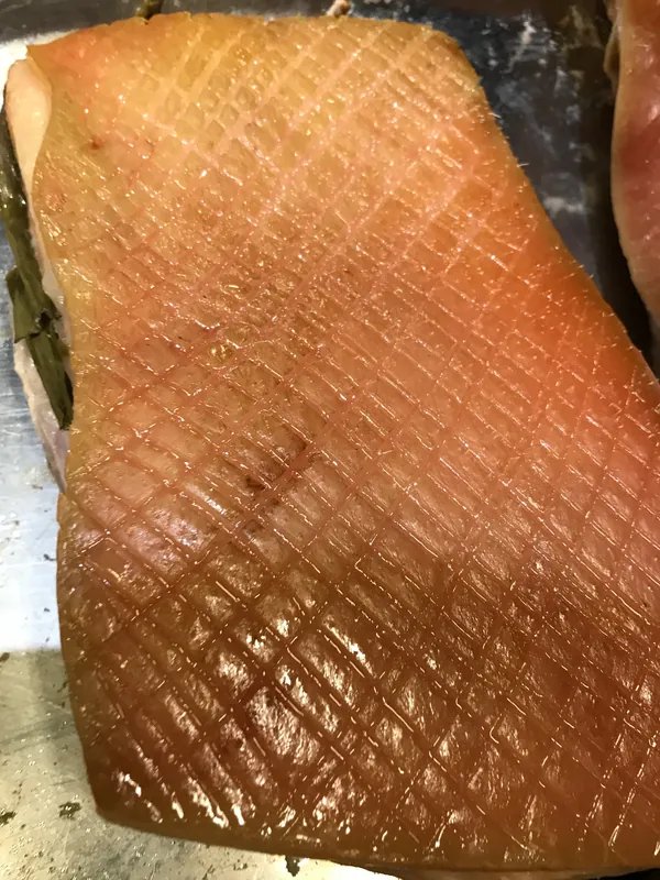 Glaserad fläsksvål med rutmönster