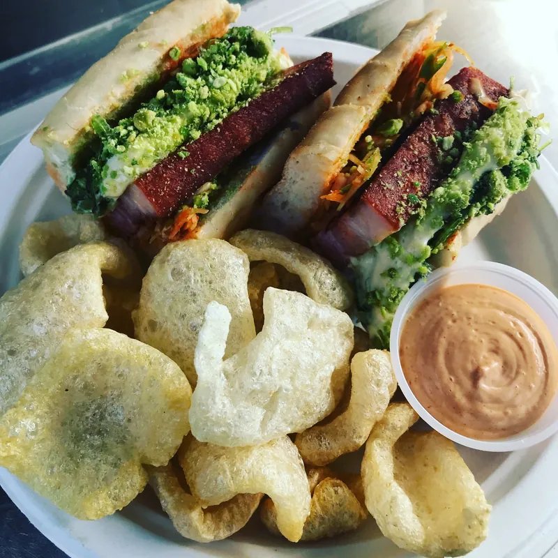 Två crispy pork-mackor med wasabiärtor, friterad fläsksvål och dipp
