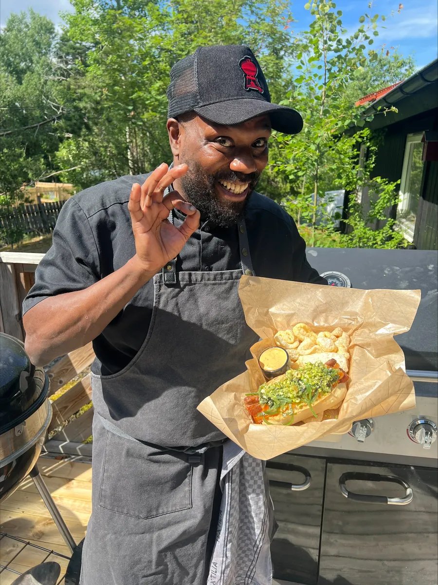 Joppe gör OK-tecken med sin crispy pork-macka